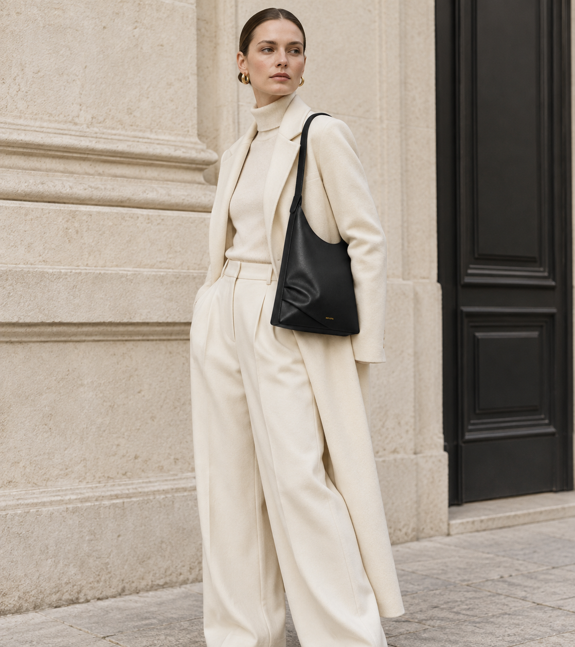 Model carries the black MUYLOTTA ML-SH07 shoulder bag.